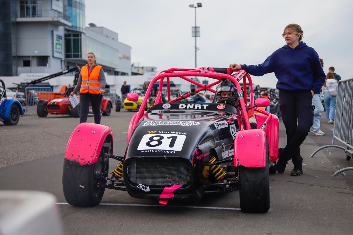 Sia next to the Westfield on the pre-grid at the Nürburgring